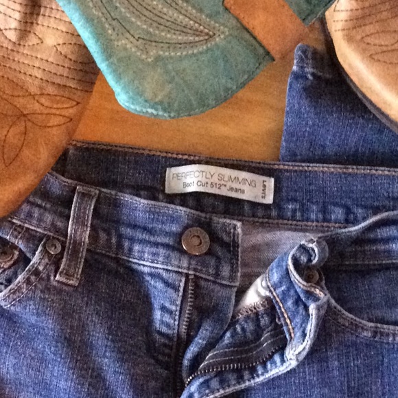Levi perfectly slimming boot cut 512 jeans size 6 - Picture 2 of 4
